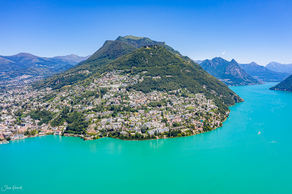 Luftaufnahme Lugano mit türkisblauem See, sonniger Sommertag, Tessin Südschweiz – Jan Geerk Fotograf Basel