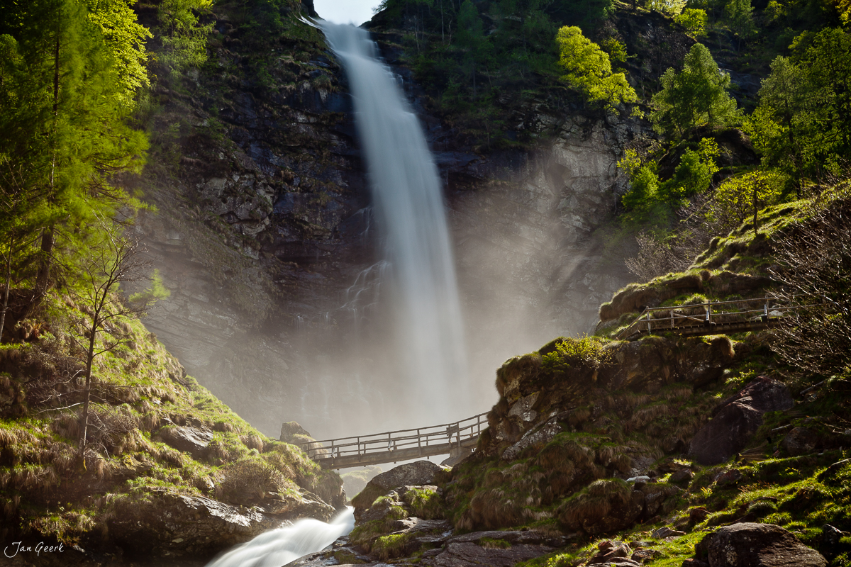 Cascata del Salto Wasserfall Brücke Langzeitbelichtung Verzasca Tessin Schweiz – Jan Geerk Fotograf Basel