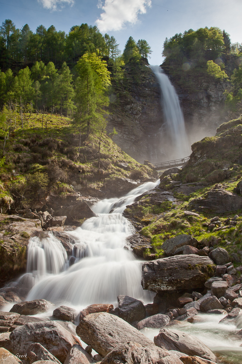 Cascata del Salto Wasserfall Langzeitbelichtung Bach Steine Tessin Schweiz – Jan Geerk Fotograf Basel