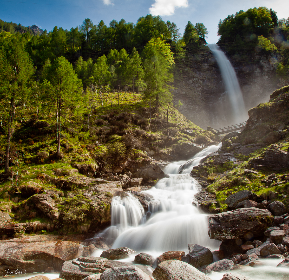 Cascata del Salto Wasserfall Steinmännchen Langzeitbelichtung Tessin Schweiz – Jan Geerk Fotograf Basel