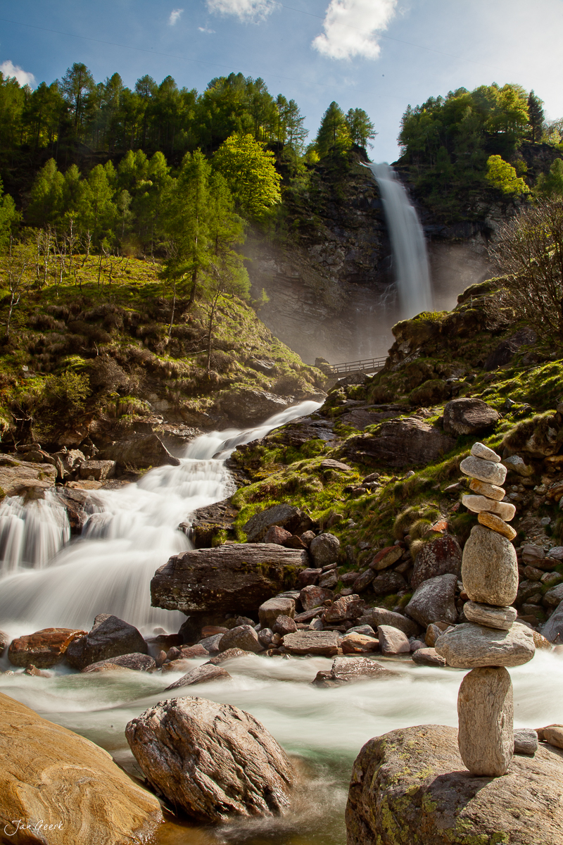 Cascata del Salto Wasserfall Bach Steinmännchen Langzeitbelichtung Tessin Schweiz – Jan Geerk Fotograf Basel