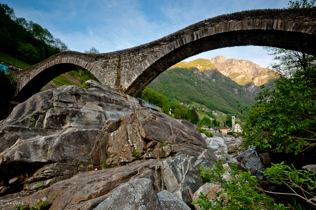 Ponte dei Salti Lavertezzo Verzasca Fluss Felsen Morgenlicht Tessin Schweiz – Jan Geerk Fotograf Basel