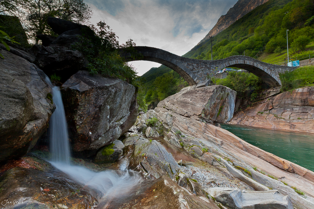 Ponte dei Salti Verzasca Fluss Langzeitbelichtung Gewitterwolken Tessin Schweiz – Jan Geerk Fotograf Basel