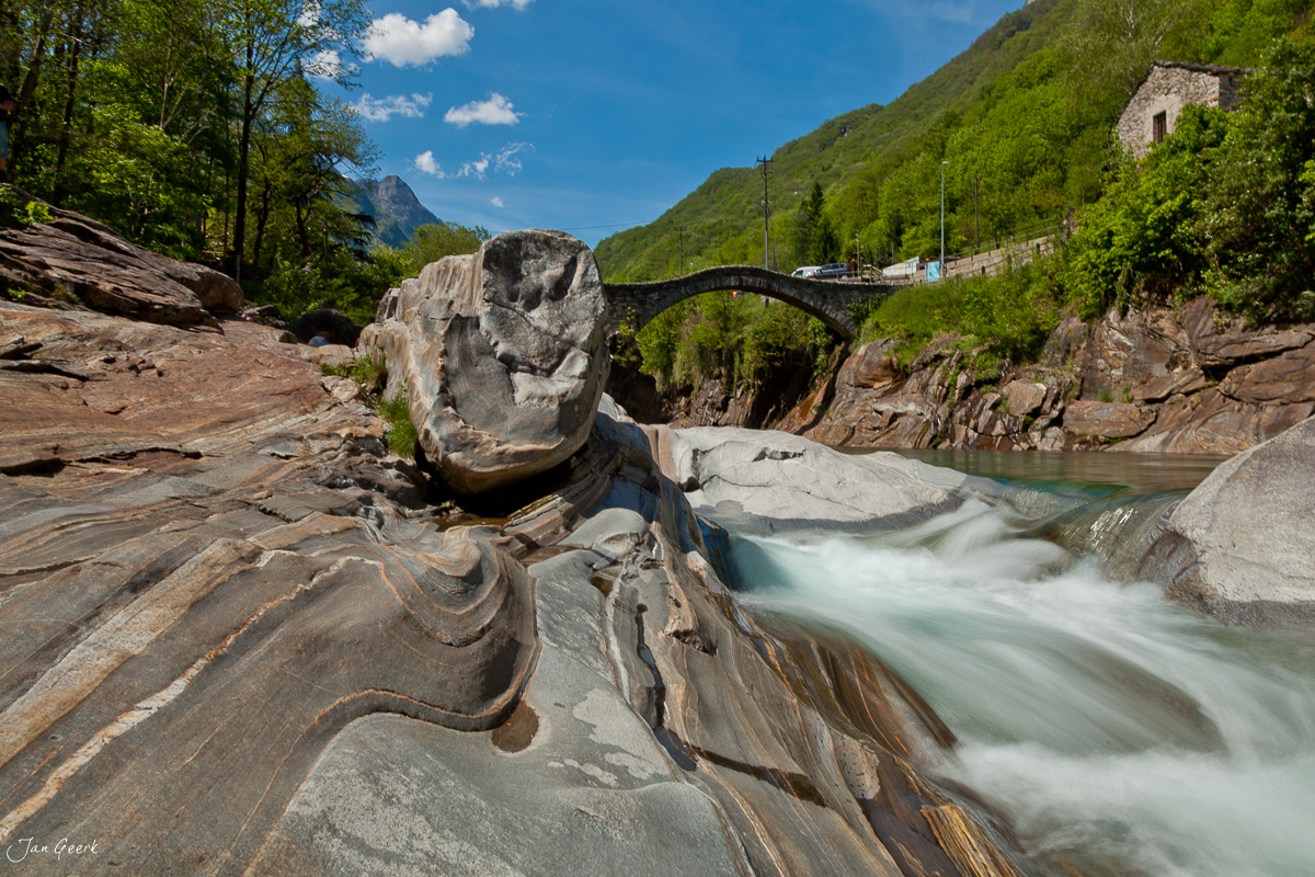 Verzasca Fluss türkis Granitfelsen Ponte dei Salti Lavertezzo Tessin Schweiz – Jan Geerk Fotograf Basel