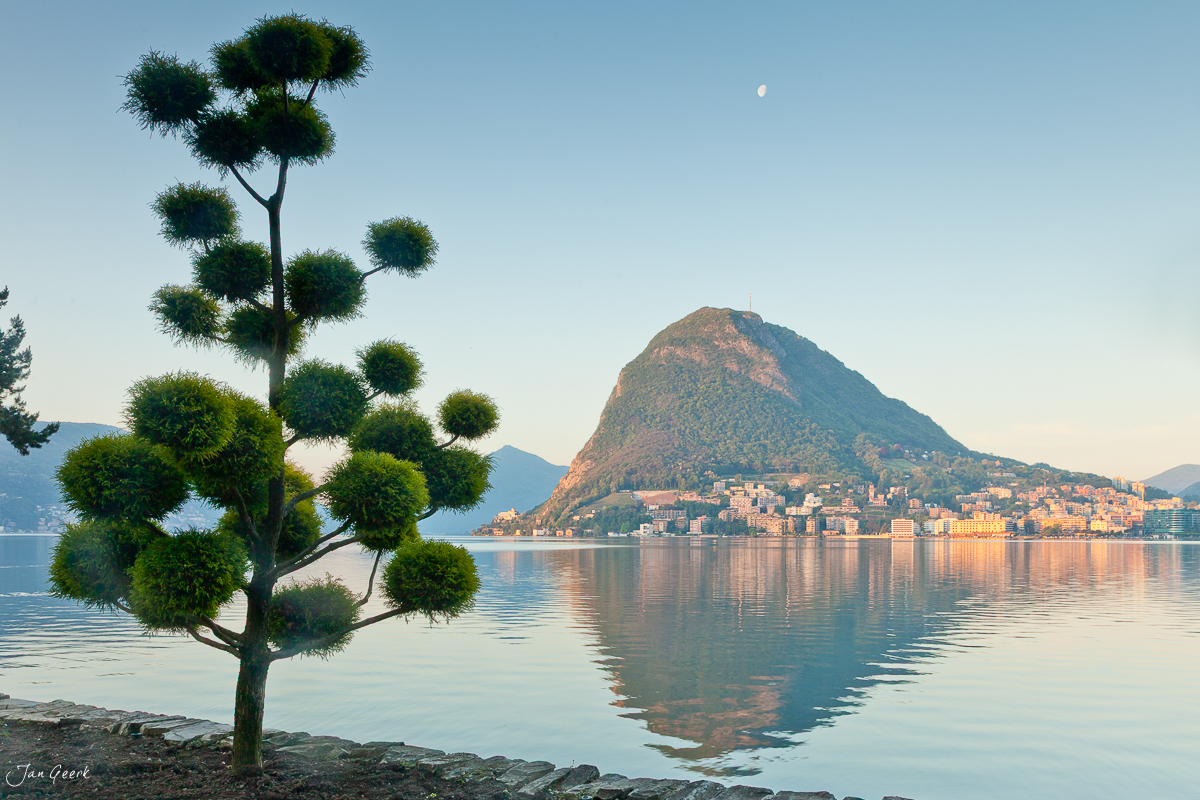 Lugano See Monte San Salvatore Kugel-Baum Mond Morgen Tessin Schweiz – Jan Geerk Fotograf Basel