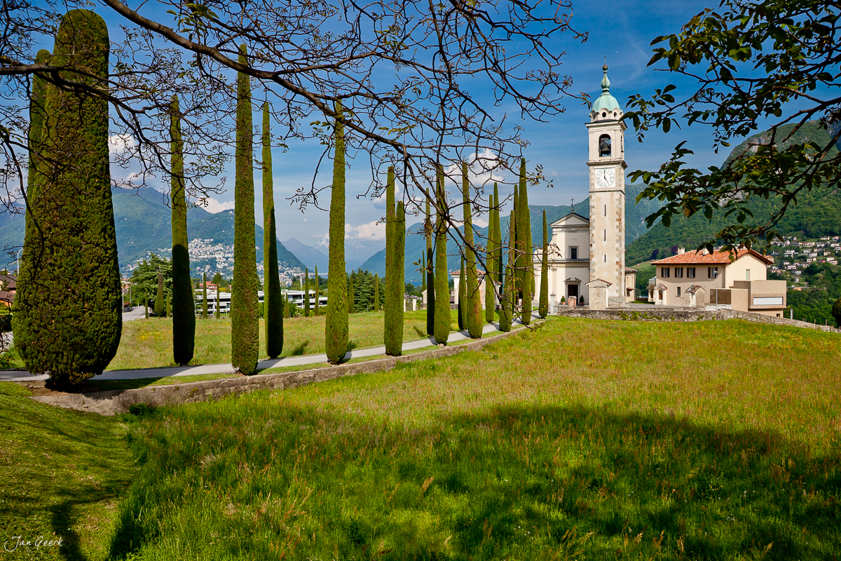 Tessin Kirche Zypressen-Allee Frühling Abendsonne Schweiz – Jan Geerk Fotograf Basel
