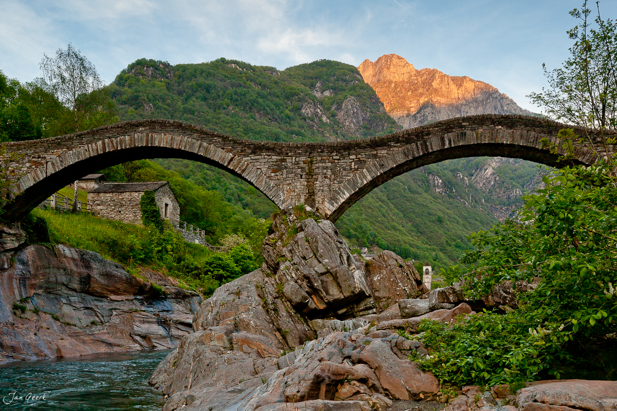 Ponte dei Salti Lavertezzo Verzasca Tal Abendlicht Doppelbogen Tessin Schweiz – Jan Geerk Fotograf Basel