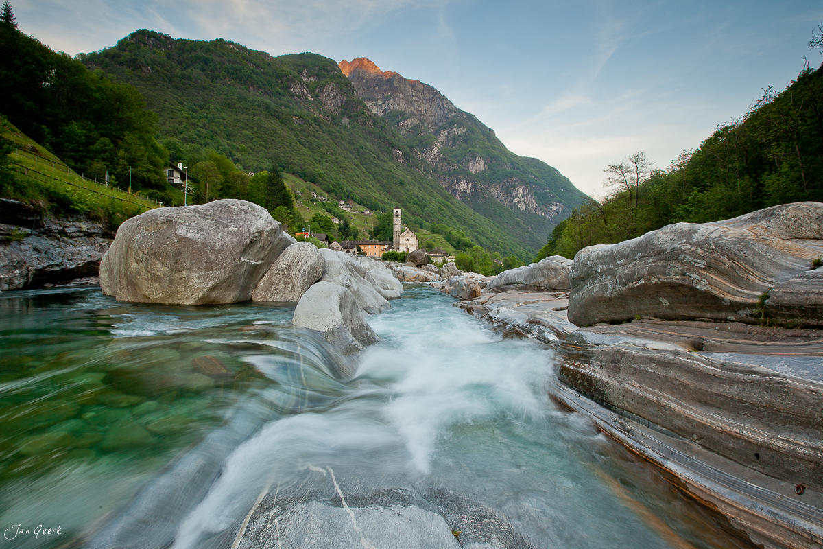Lavertezzo Verzasca Fluss türkis Dorf Kirchturm Langzeitbelichtung Tessin Schweiz – Jan Geerk Fotograf Basel