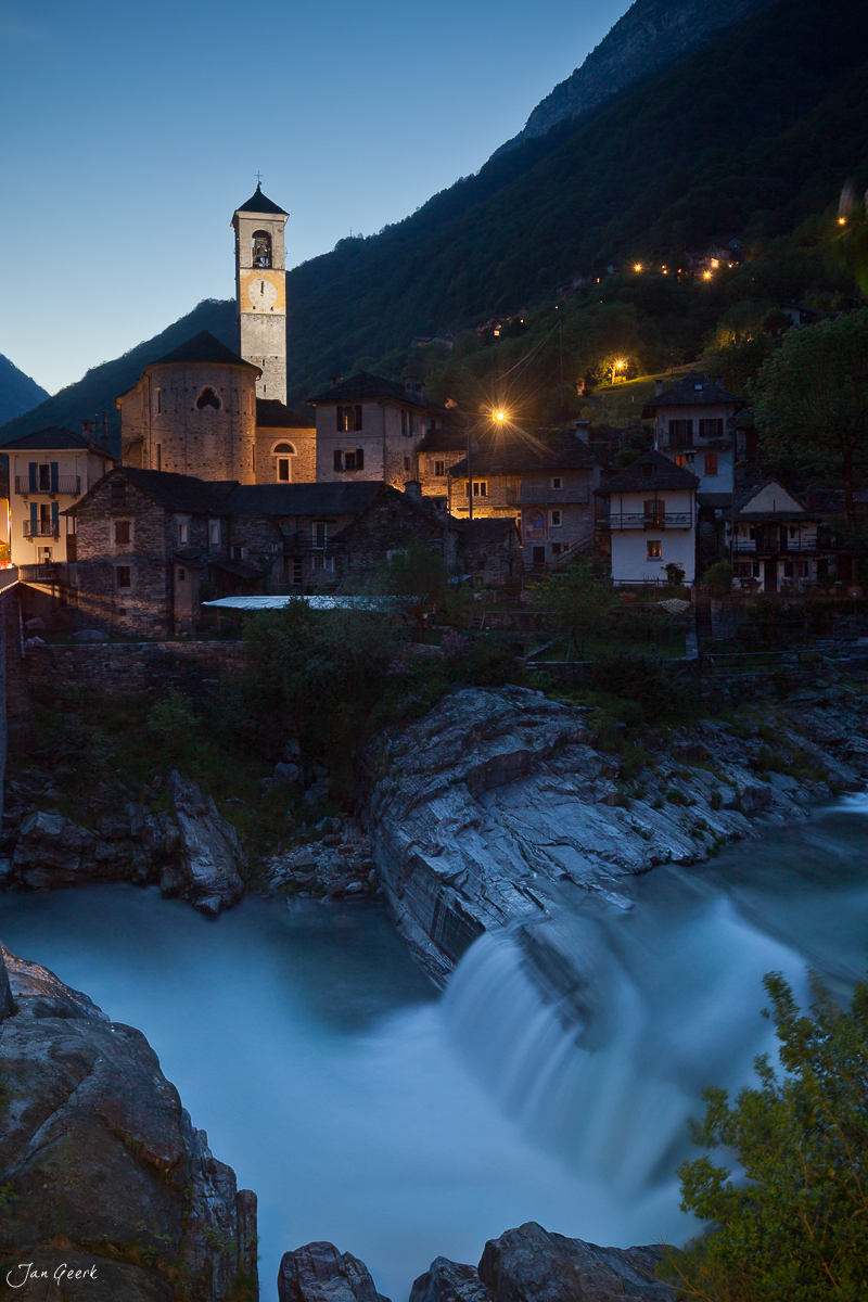 Lavertezzo Dorf Kirchturm Blaue Stunde Nacht Verzasca Tessin Schweiz – Jan Geerk Fotograf Basel