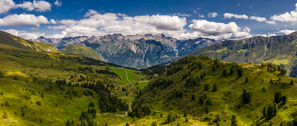 Alpental mit Bergketten, grüne Wiesen und Fichten im Sommer, Tessin Schweiz – Jan Geerk Fotograf Basel
