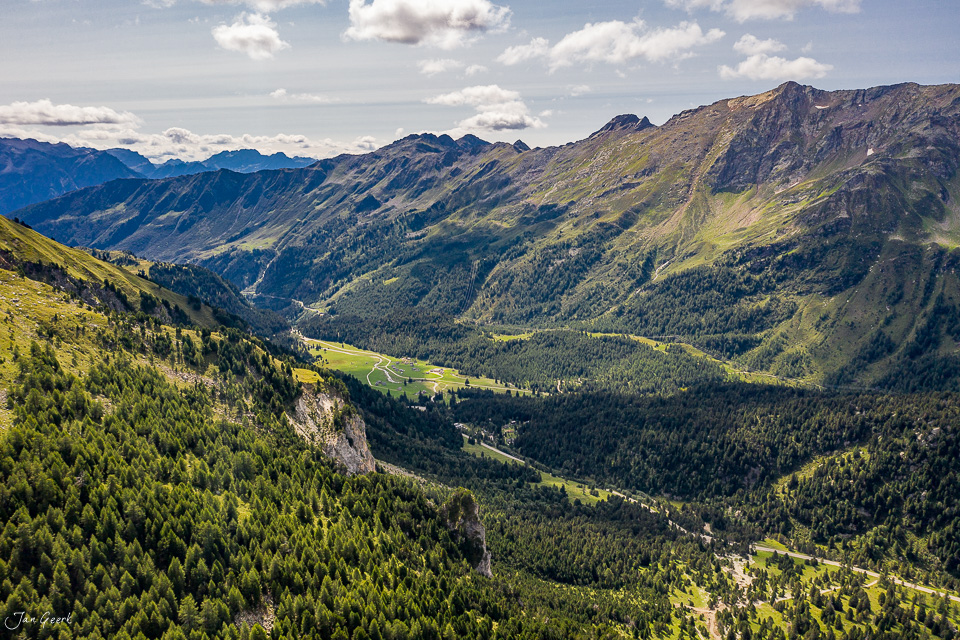 Lukmanierpass Alpenlandschaft mit grünen Wäldern und Bergen im Sommer, Tessin Schweiz – Jan Geerk Fotograf Basel