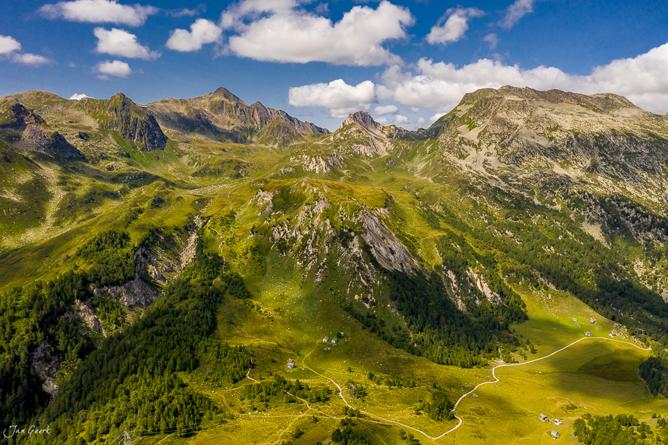 Luftaufnahme Alpenlandschaft Tessin grüne Wiesen Berge Sommer Schweiz Jan Geerk Fotograf Basel