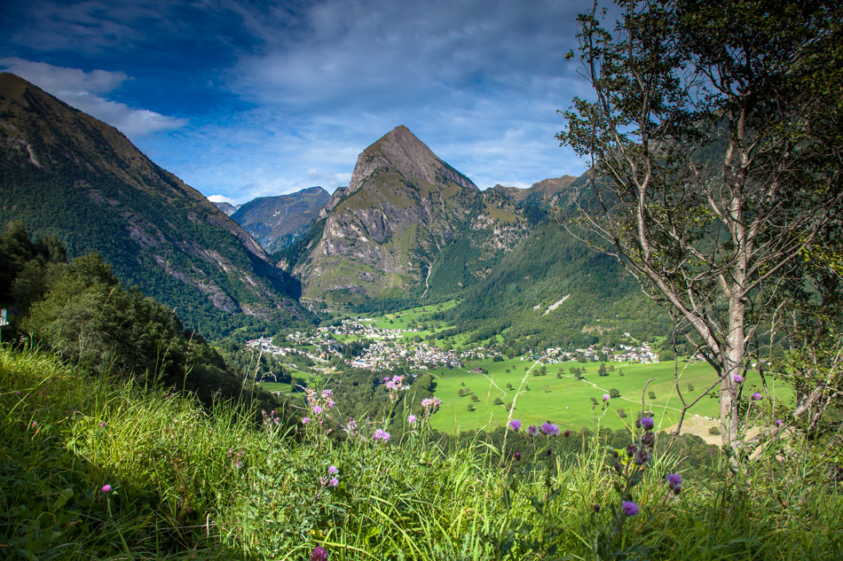 Alpental mit Bergdorf Sommerlandschaft Tessin Schweiz Jan Geerk Fotograf Basel