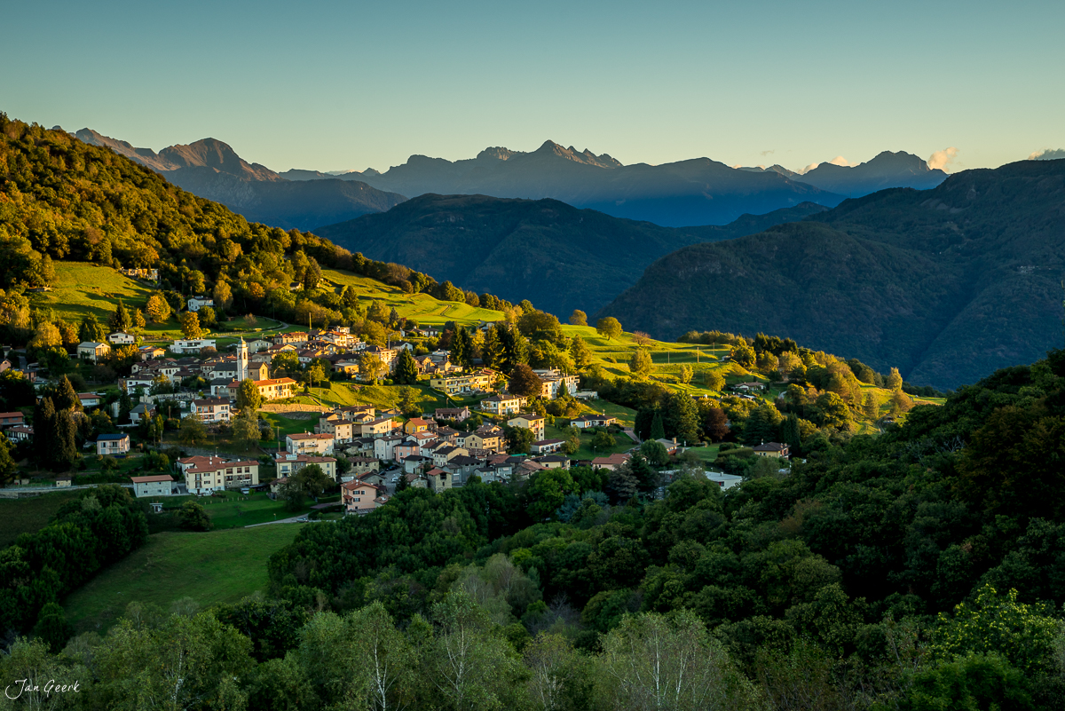 Bergdorf Mugena im Malcantone mit Herbstlicht, Kastanienwälder und Alpenpanorama, Tessin Schweiz – Jan Geerk Fotograf Basel
