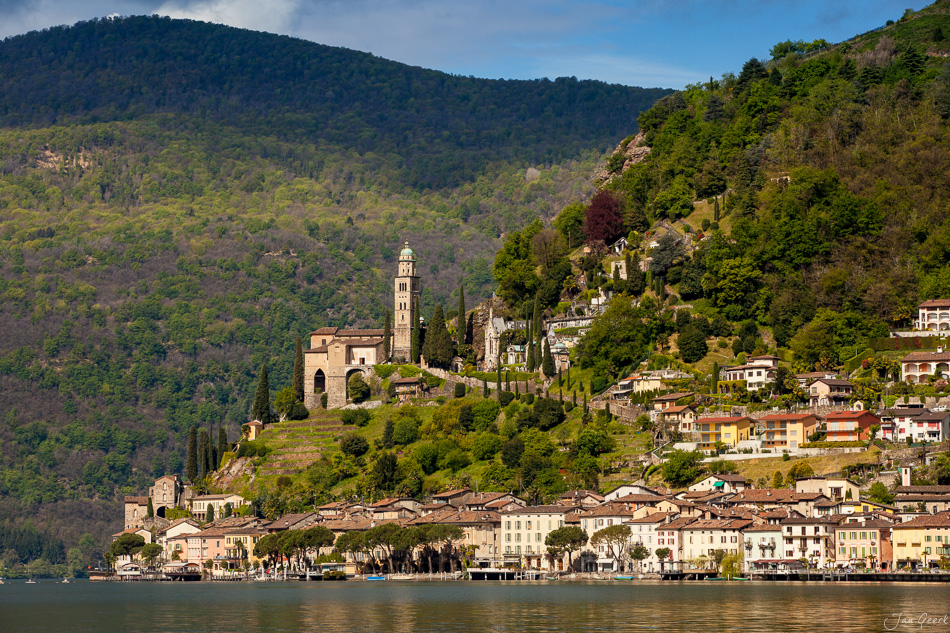 Morcote am Lugano-See im Frühling, malerisches Dorf mit Kirche, Tessin Schweiz – Jan Geerk Fotograf Basel