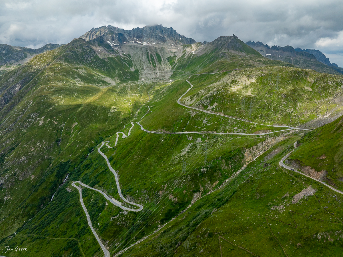 Serpentinenstrasse am Nufenenpass mit grünen Alpenwiesen Sommer Schweiz Jan Geerk Fotograf Basel