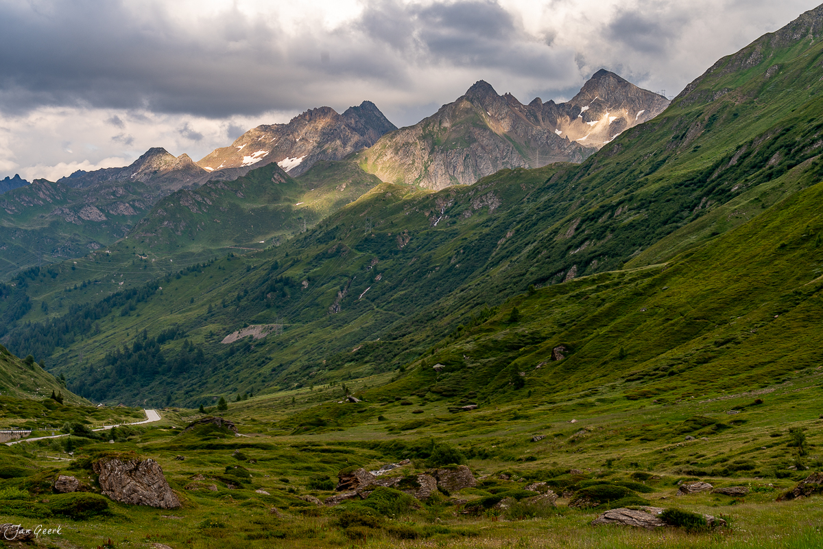 Grüne Alpwiesen und imposante Bergspitzen am Nufenenpass in sonniger Sommerstimmung, Wallis Schweiz – Jan Geerk Fotograf Basel