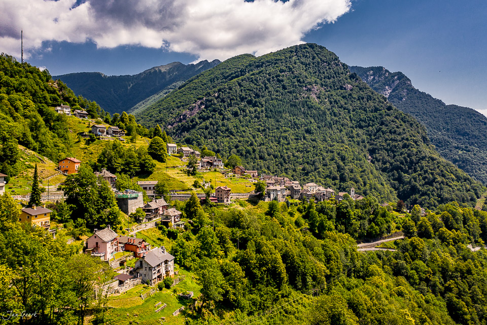 Bergdorf Crana im Onsernonetal mit traditionellen Häusern, grünen Hängen und Wäldern, Sommerlicht, Tessin Schweiz – Jan Geerk Fotograf Basel