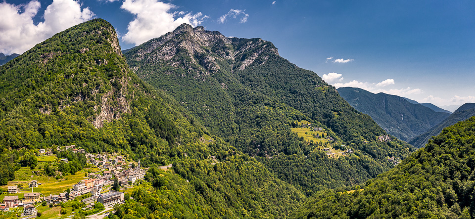 Luftaufnahme Onsernonetal mit bewaldeten Bergen, Dorf und Sommerstimmung, Tessin Schweiz – Jan Geerk Fotograf Basel