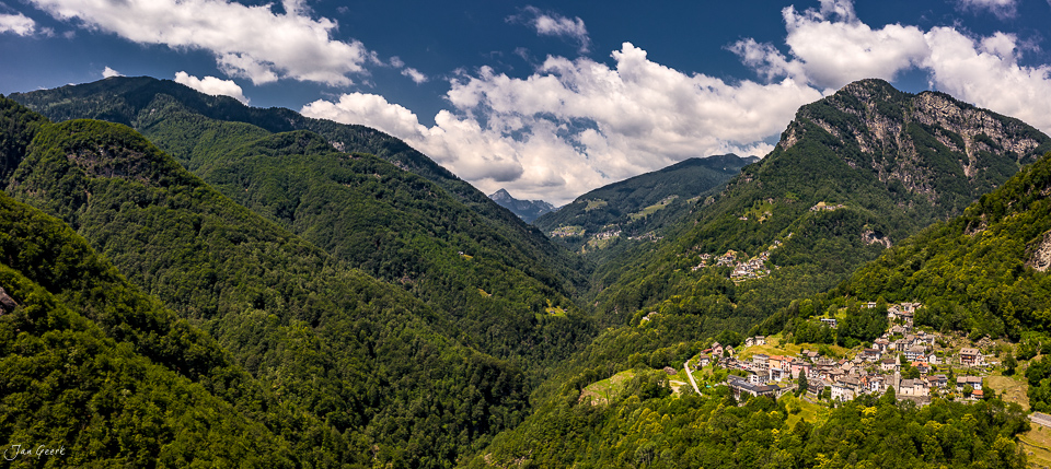 Bergdorf Russo im Onsernonetal mit grünen Bergen, Sommerlicht und Wolkenhimmel, Tessin Schweiz – Jan Geerk Fotograf Basel