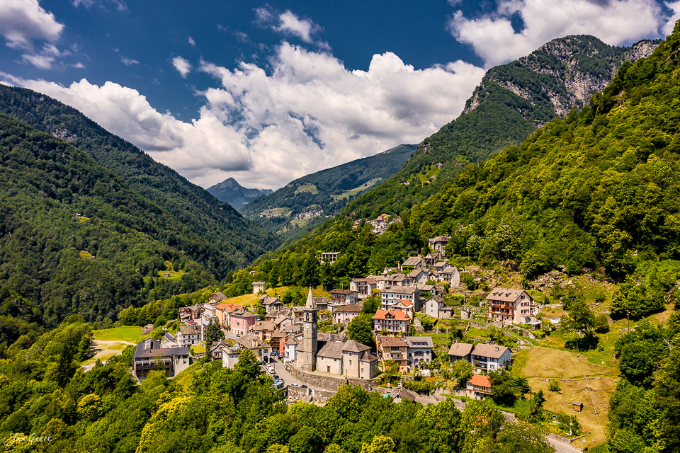 Luftaufnahme Onsernonetal Bergdorf Sommer grüne Berge Tessin Schweiz Jan Geerk Fotograf Basel