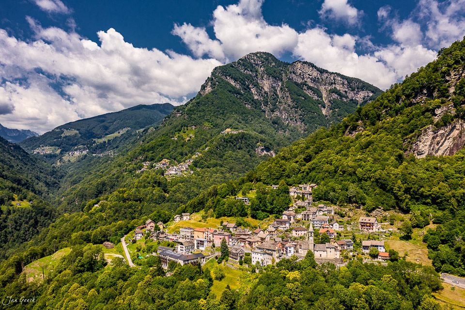 Luftaufnahme Dorf Russo im Onsernonetal zwischen bewaldeten Bergen, Sommeraufnahme Tessin Schweiz Jan Geerk Fotograf Basel