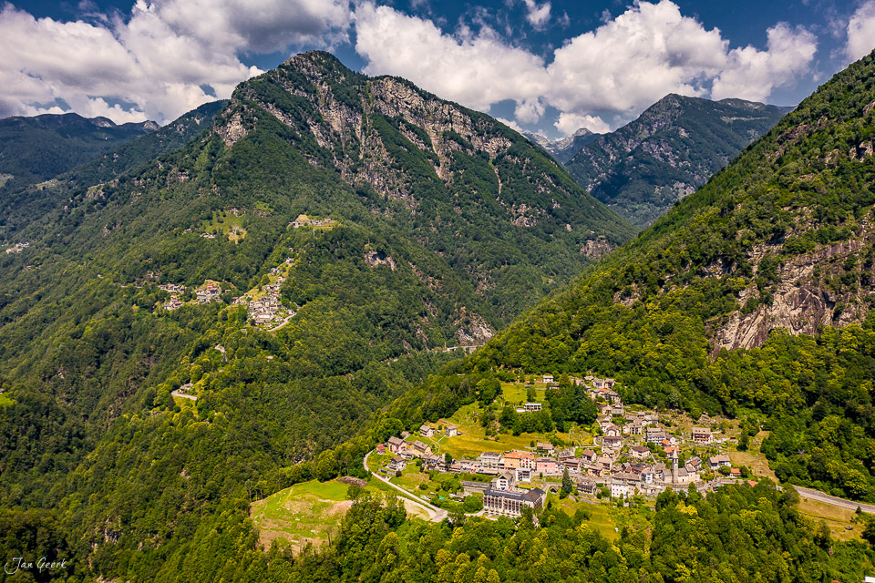 Luftaufnahme Onsernonetal mit Bergdorf Russo, grüne Berghänge, Sommerlicht, Tessin Schweiz – Jan Geerk Fotograf Basel