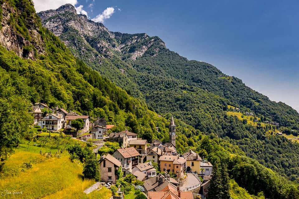 Dorf Russo im Onsernonetal mit Kirche und Bergkulisse, Sommerlichtstimmung, Tessin Schweiz – Jan Geerk Fotograf Basel