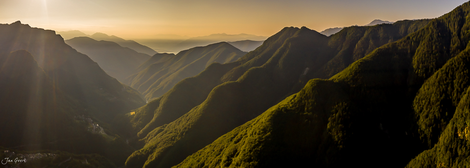 Luftaufnahme Onsernonetal mit grünen Berghängen, goldenem Kantlicht, Sommer Tessin Schweiz – Jan Geerk Fotograf Basel