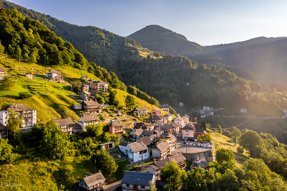 Bergdorf Comologno im Onsernonetal mit grünen Hängen und Sonnenlicht, Tessin Schweiz – Jan Geerk Fotograf Basel