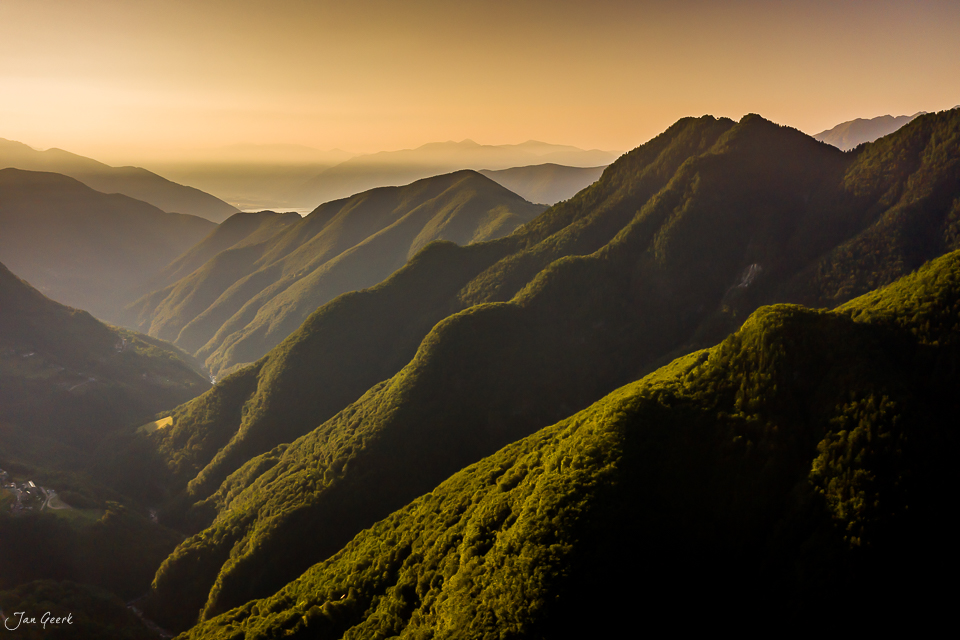 Berglandschaft Onsernonetal mit bewaldeten Hängen in goldener Abendstimmung, Tessin Schweiz – Jan Geerk Fotograf Basel