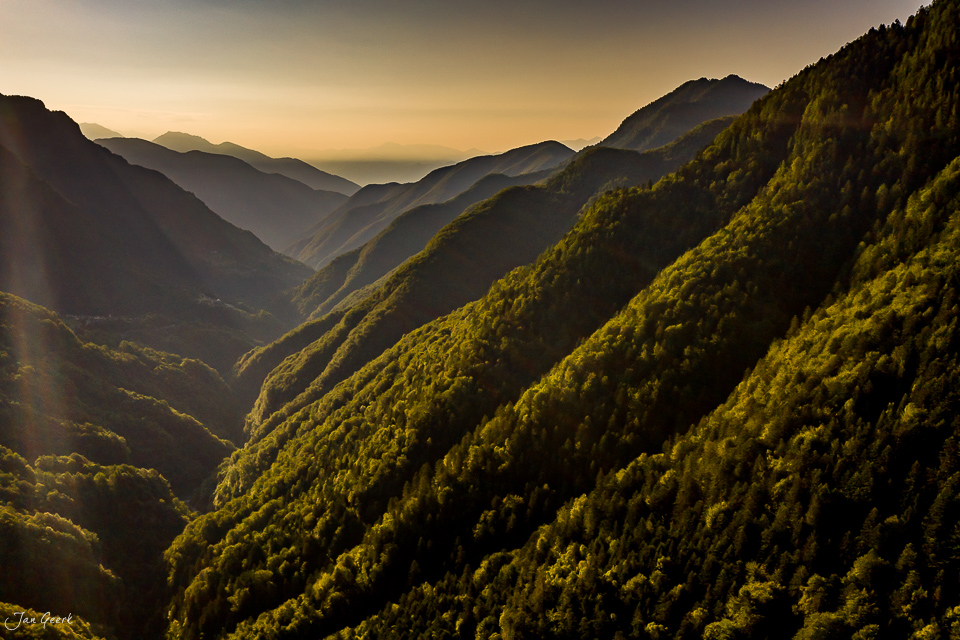 Waldbedeckte Berghänge im Onsernonetal bei Sonnenaufgang, Tessin Schweiz – Jan Geerk Fotograf Basel