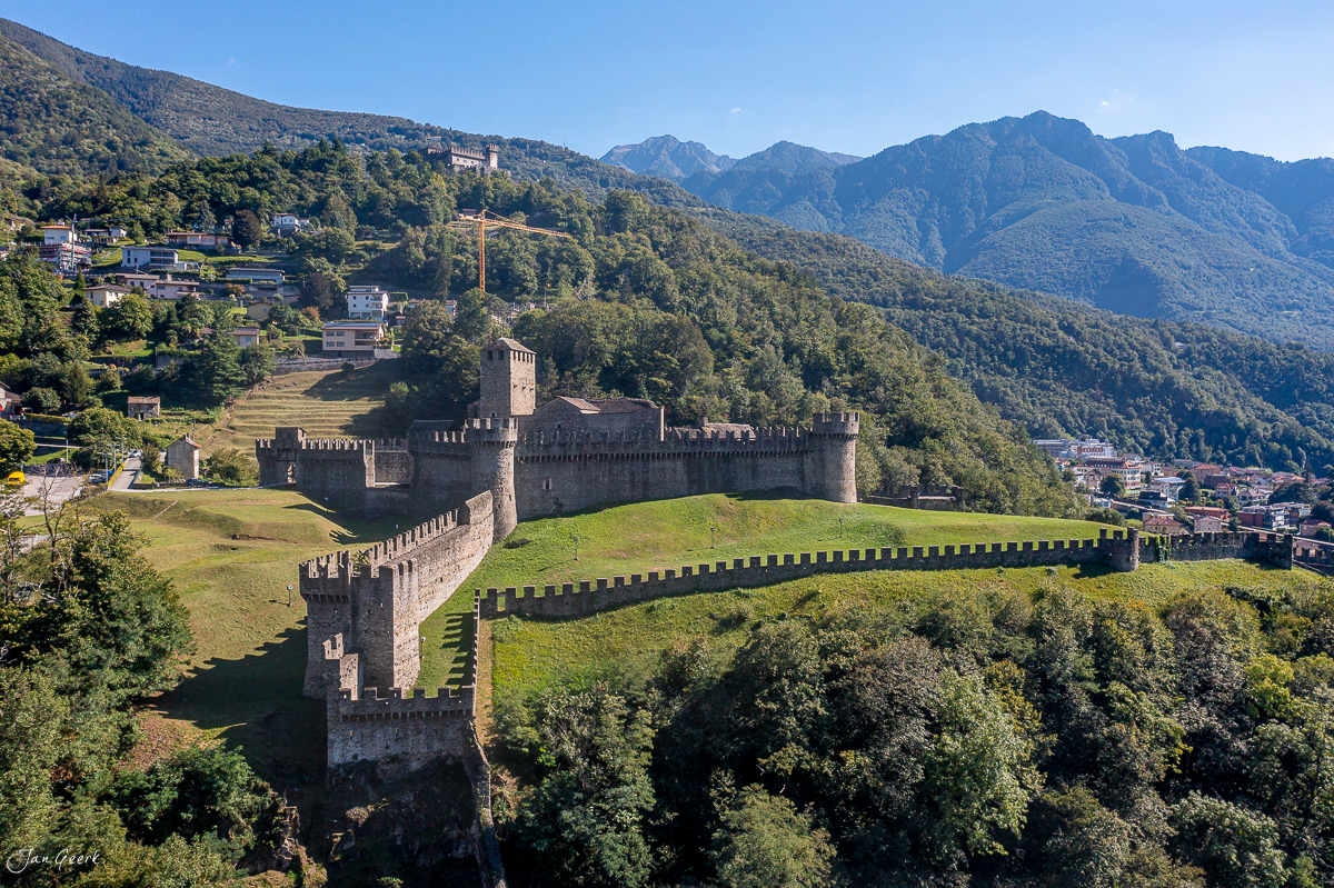 Mittelalterliche Burganlage mit Wehrgängen in grüner Berglandschaft, Tessiner Alpen im Sommer, Schweiz – Jan Geerk Fotograf Basel