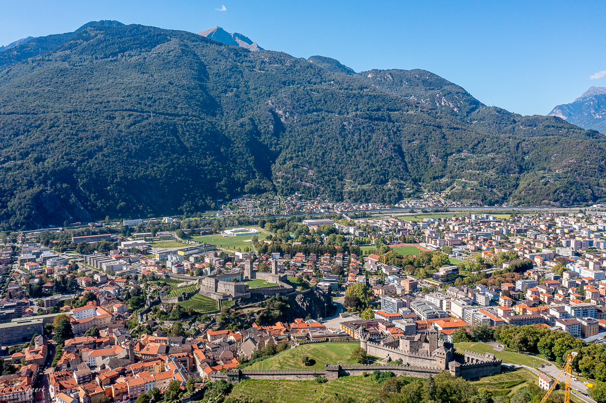 Luftaufnahme Bellinzona mit Schloss Montebello, Tessiner Tal und Bergen, sonnige Sommerstimmung Schweiz – Jan Geerk Fotograf Basel