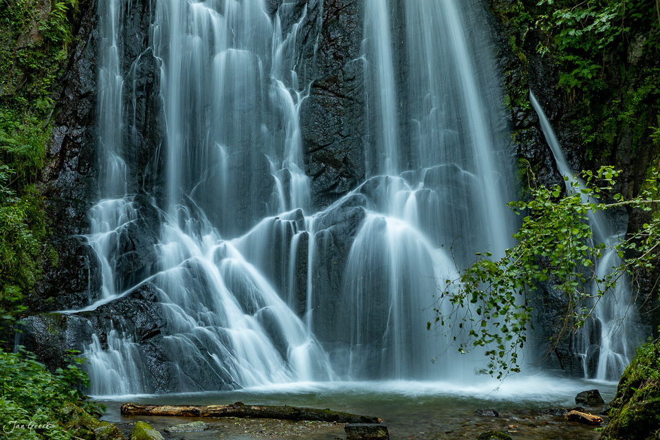 Majestätischer Wasserfall bei Sessa mit grünem Moos an Felswänden, Tessiner Alpen Schweiz – Jan Geerk Fotograf Basel