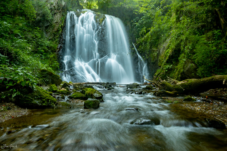 Wasserfall Sessa mit moosigen Felsen und grüner Vegetation im Tessin Schweiz Jan Geerk Fotograf Basel