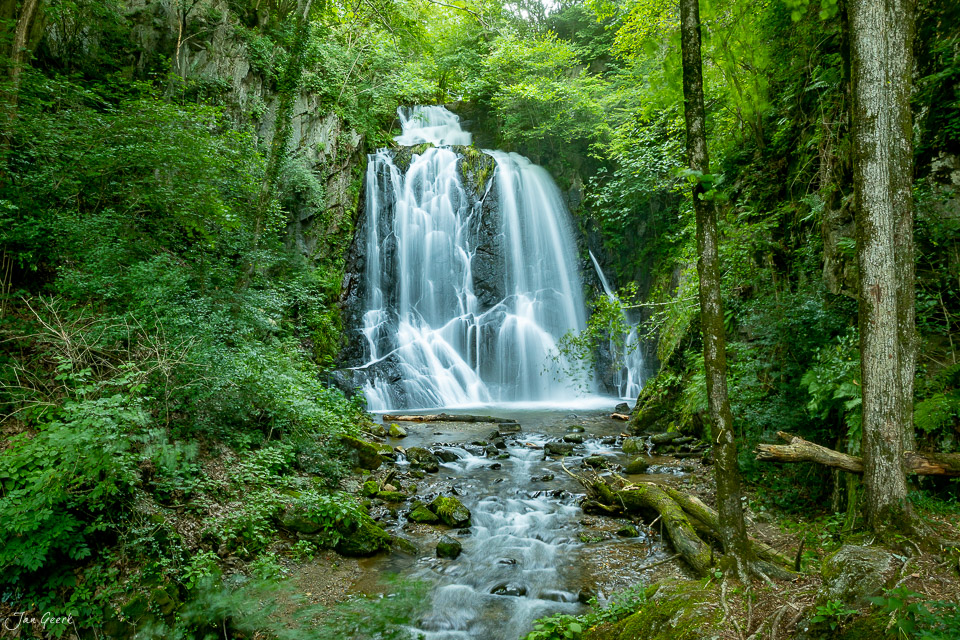 Wasserfall Sessa mit grünem Wald und Bachbett, Sessa Tessin Schweiz – Jan Geerk Fotograf Basel