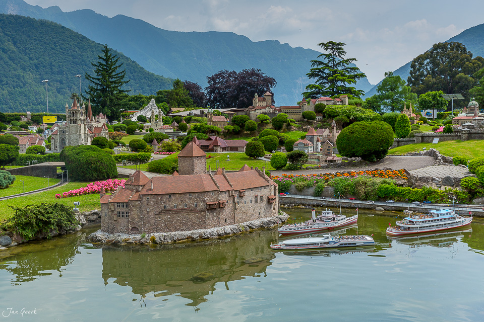 Miniaturlandschaft Melide mit Schloss, Booten und Bergen im Sommerlicht – Schweiz – Jan Geerk Fotograf Basel
