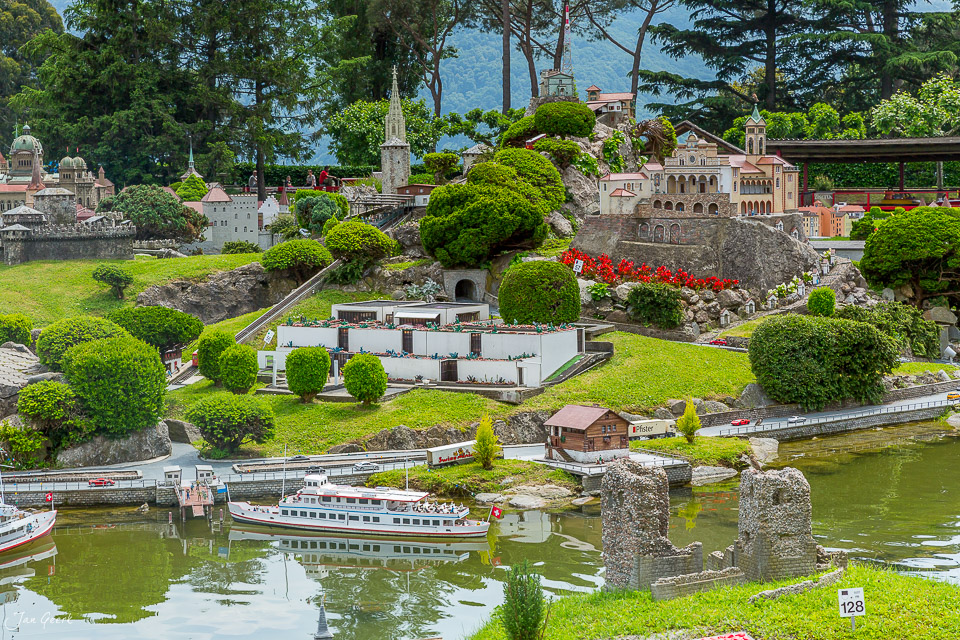 Miniaturpark Melide mit Schiffe, Gebäuden und grünen Gärten, Sommerlicht, Tessin Schweiz – Jan Geerk Fotograf Basel
