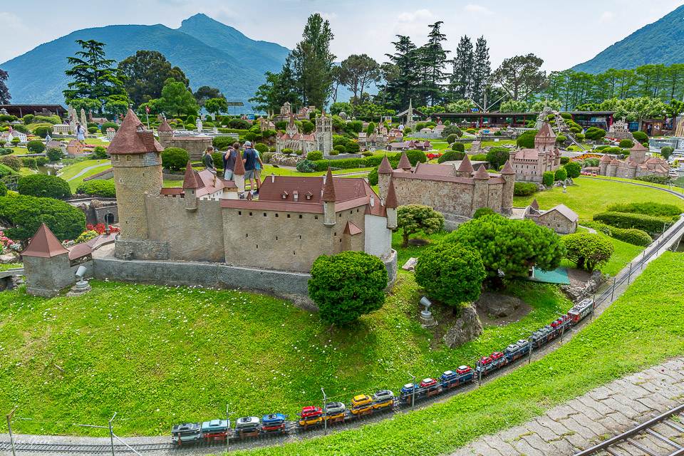 Miniaturschloss in Melide mit Bergkulisse, sommerliches Kantlicht, Tessin Schweiz – Jan Geerk Fotograf Basel