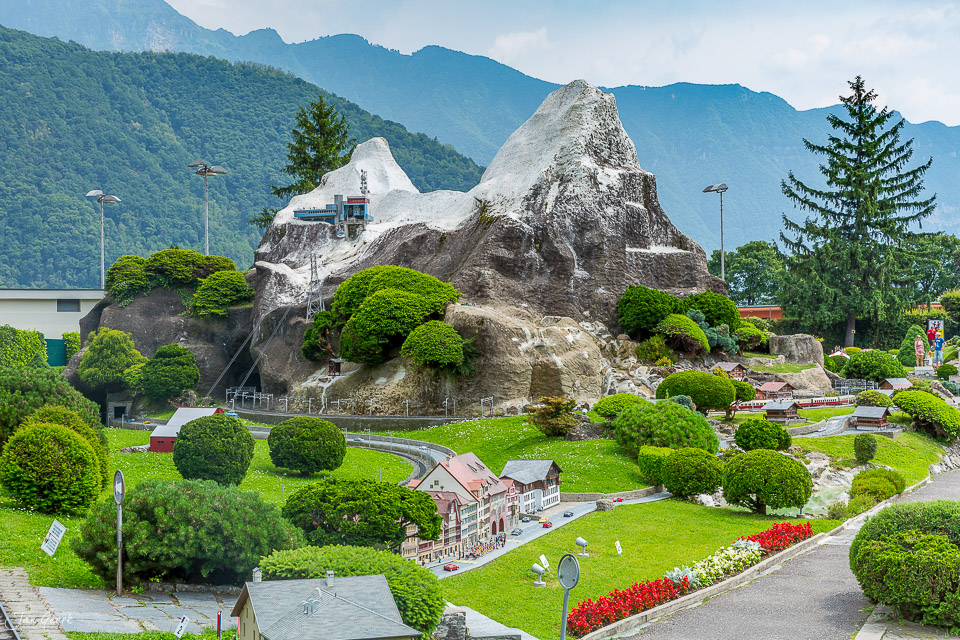Swiss Miniature Park Melide mit Miniaturmodellen und Alpenpanorama, Sommerliches Tessin, Schweiz – Jan Geerk Fotograf Basel