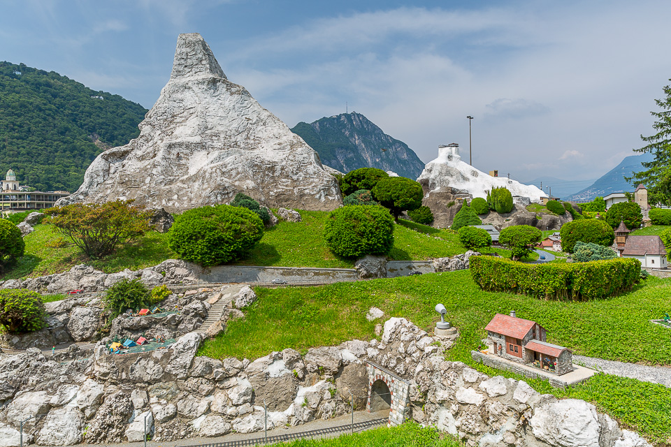 Miniaturpark Melide mit charakteristischer Felsformation und grünen Gärten im Sommer, Tessin Schweiz – Jan Geerk Fotograf Basel