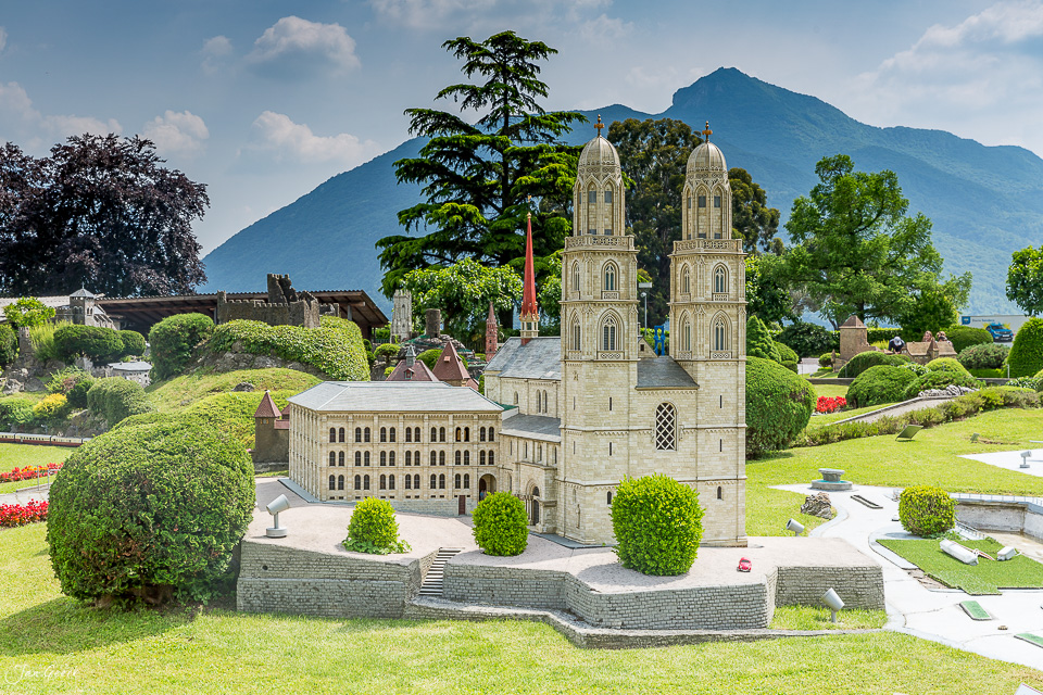 Miniaturmodell der Kathedrale von Melide mit Bergpanorama, Sommerlichtstimmung im Tessin Schweiz – Jan Geerk Fotograf Basel