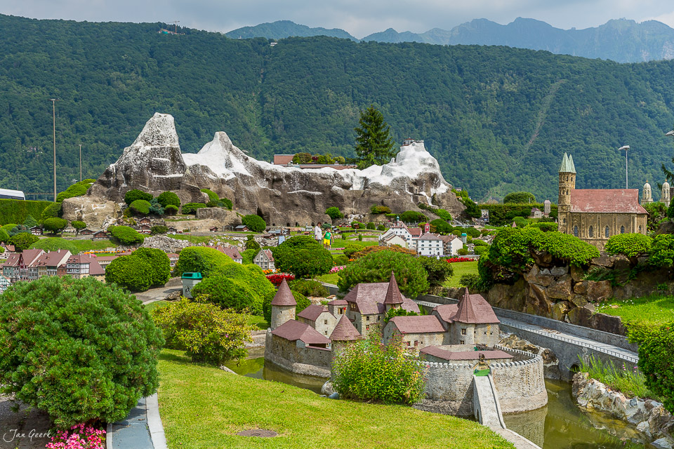 Miniaturpark mit Schloss und Kirche, Melide am Lugano-See, grüne Sommerlandschaft, Tessin Schweiz – Jan Geerk Fotograf Basel