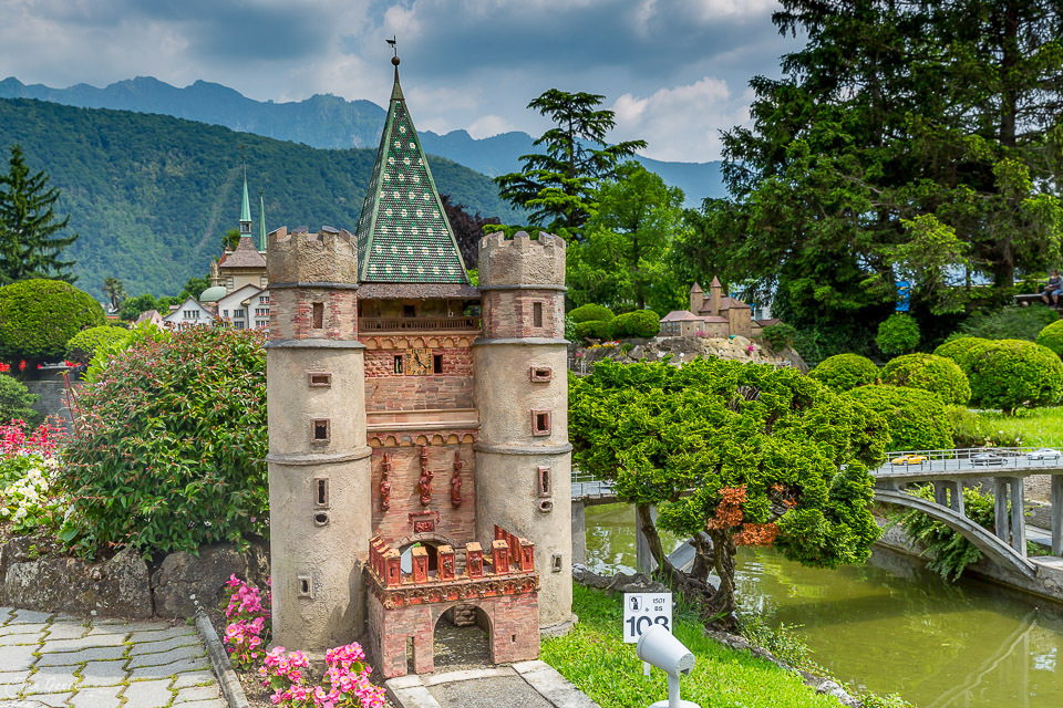 Miniaturschloss Melide am Ufer mit Bergpanorama, Sommerlichter, Tessin Schweiz – Jan Geerk Fotograf Basel