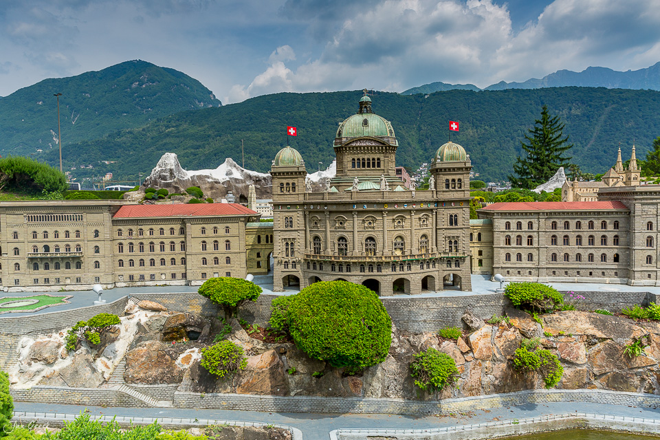 Swiss Miniature Melide Bundesrathaus Modell Sommertag Tessin Schweiz Jan Geerk Fotograf Basel