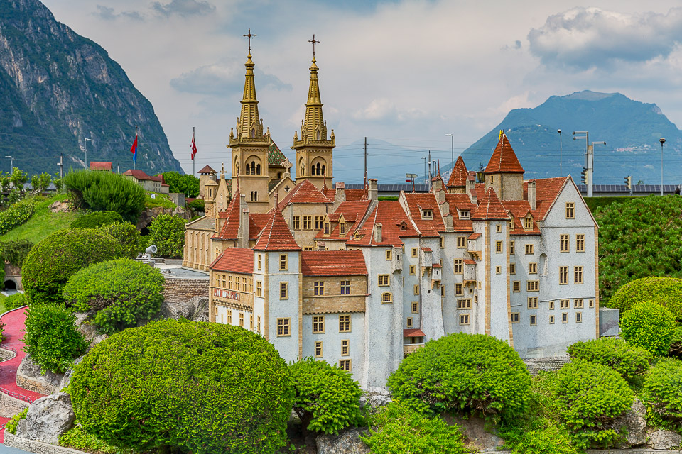 Schloss Neuschwanstein Miniatur bei Melide mit alpiner Bergkulisse Sommerlicht Tessin Schweiz – Jan Geerk Fotograf Basel