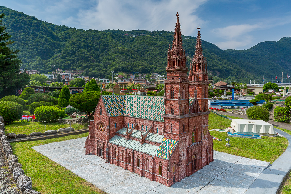 Miniaturkirche im Swiss Miniature Park Melide, Tessin, Sommerlichter, Schweiz – Jan Geerk Fotograf Basel