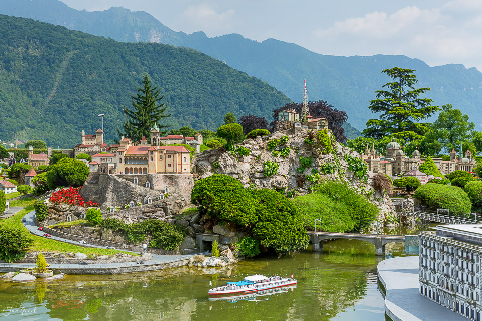 Miniaturpark Swissminiature in Melide am Lago di Lugano, Sommerimpression mit Bergpanorama, Tessin Schweiz – Jan Geerk Fotograf Basel