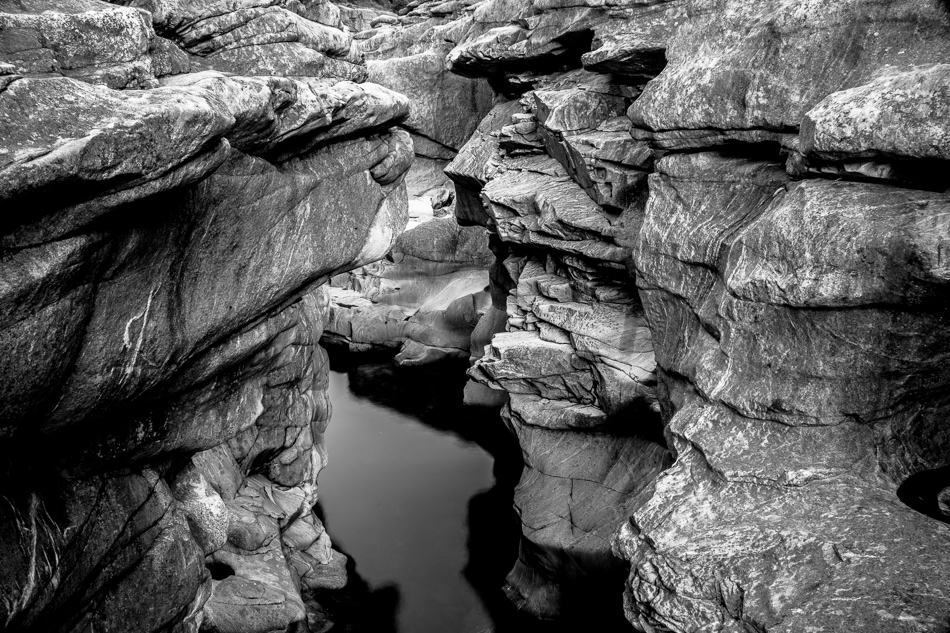 Felsschlucht mit Wasserbecken Maggia Maggiatal Schwarzweiss Tessin Schweiz Jan Geerk Fotograf Basel
